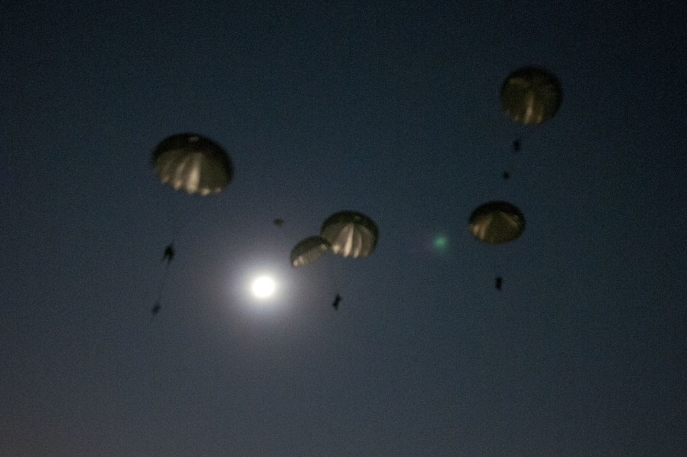 Paratroopers use full moon to complete nighttime air operation
