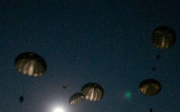 Paratroopers use full moon to complete nighttime air operation