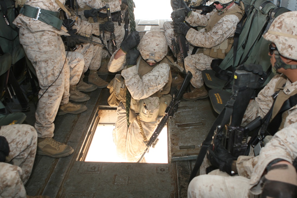 Marine infantrymen train with Super Stallion