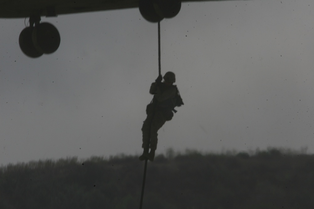 Marine infantrymen train with Super Stallion