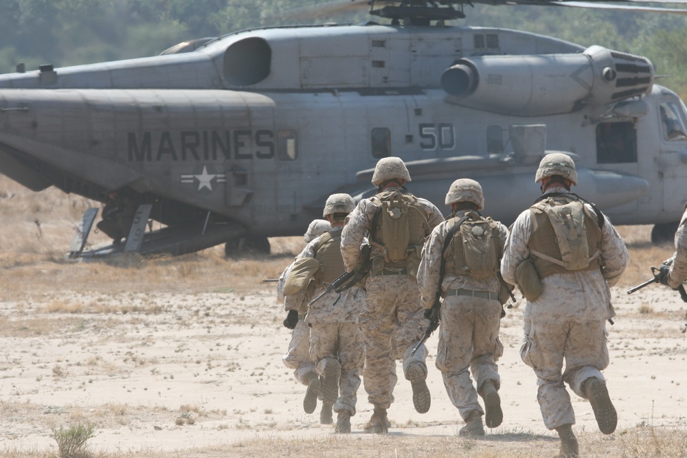 Marine infantrymen train with Super Stallion