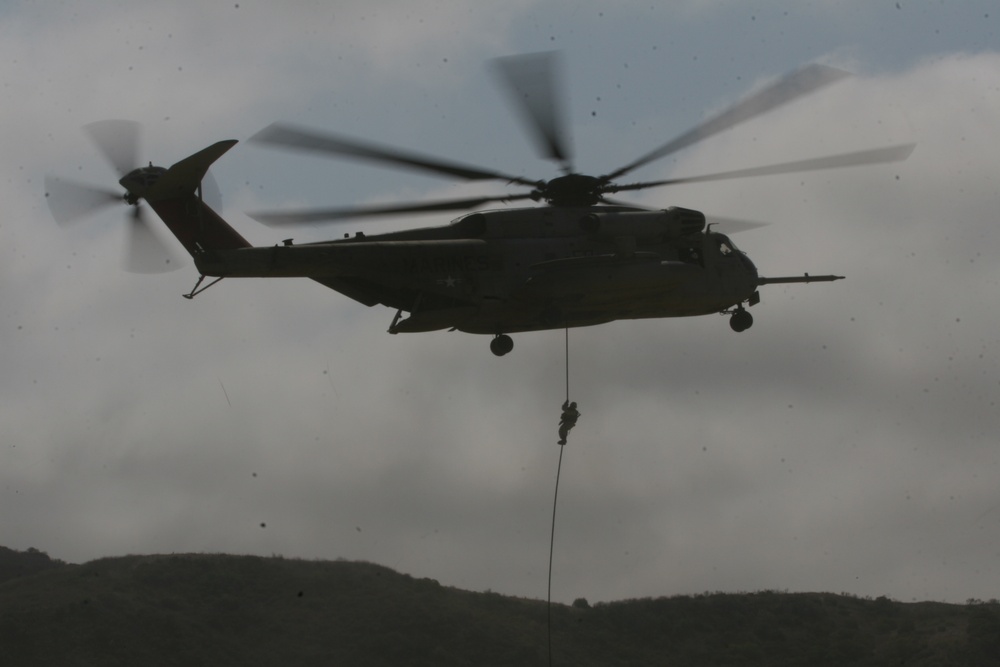 Marine infantrymen train with Super Stallion