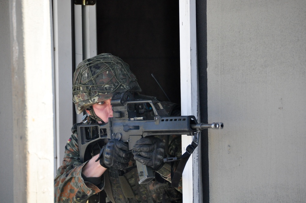 Distinguished visitors observe training at Bold Quest 2011