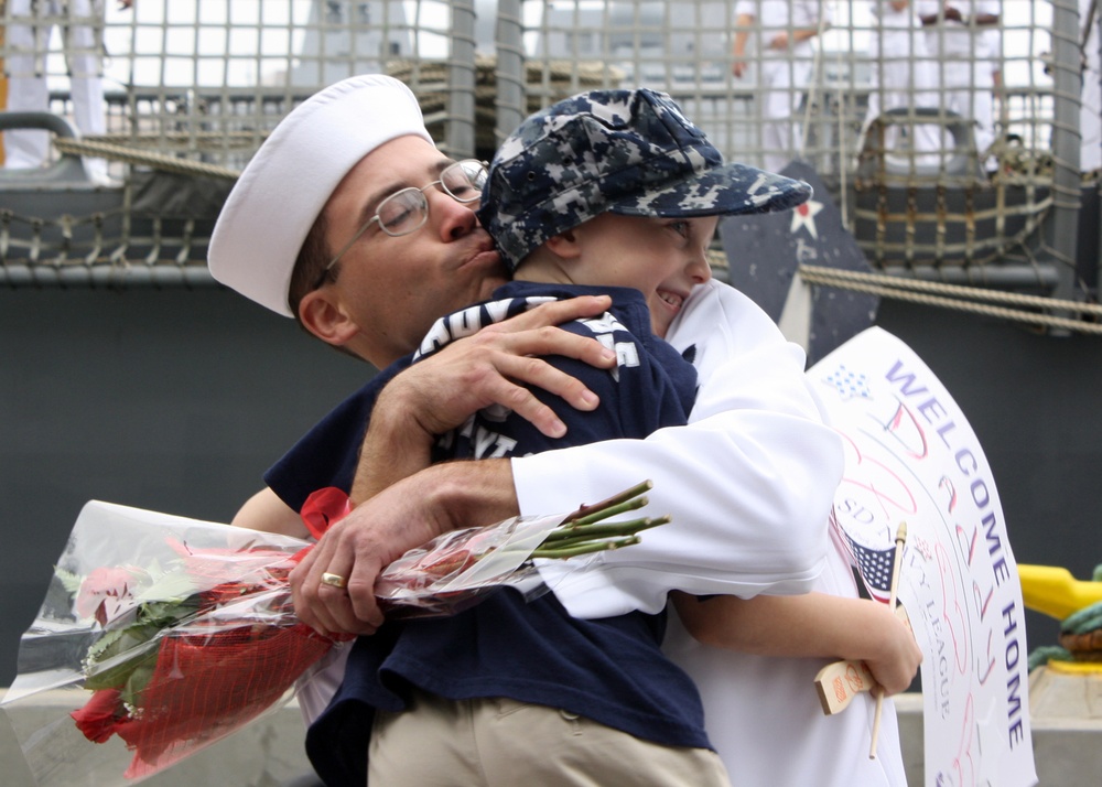 USS Thach returns to San Diego