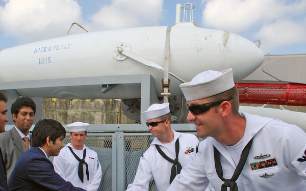 Sailors visit Bangladesh