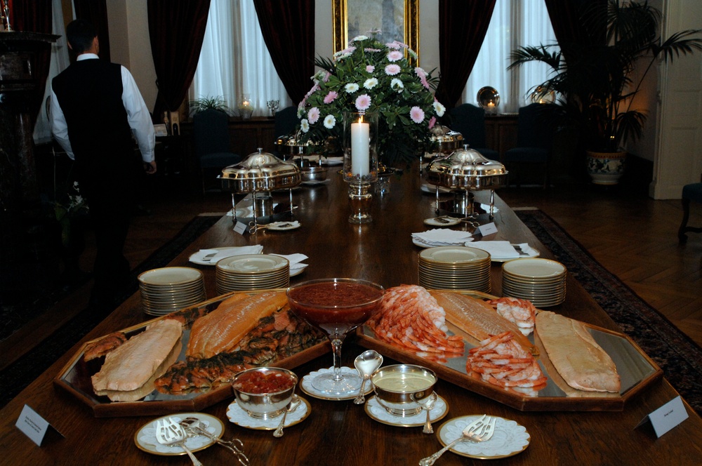 SACEUR hosts dinner for the NMRs'