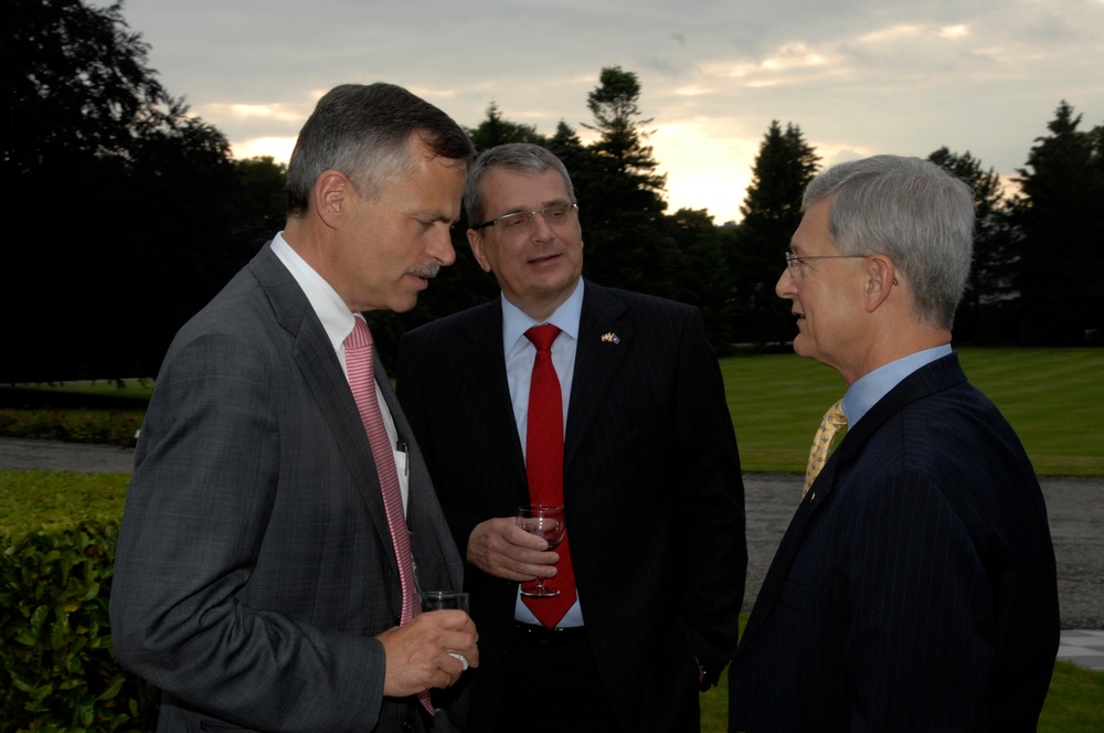 SACEUR hosts dinner for the NMRs'