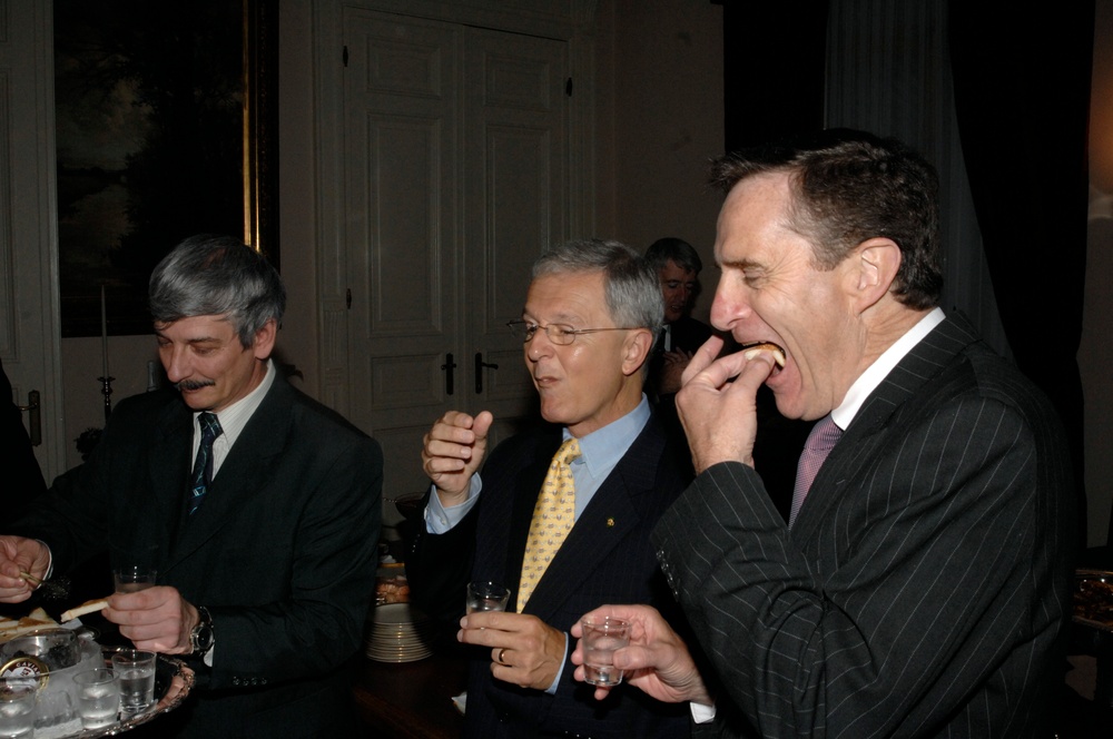 SACEUR hosts dinner for the NMRs'