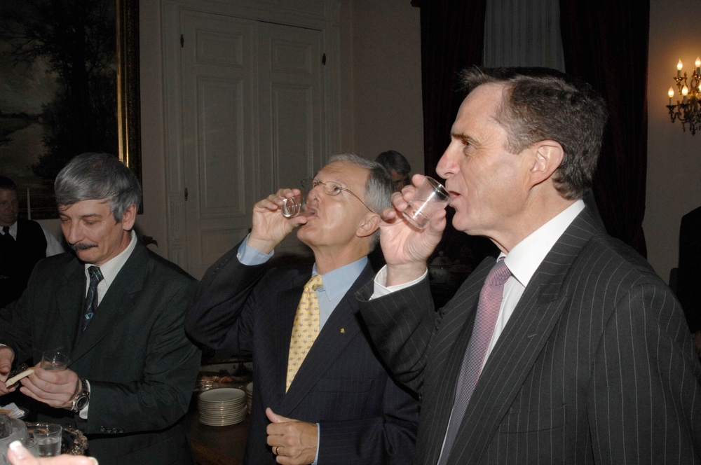 SACEUR hosts dinner for the NMRs'