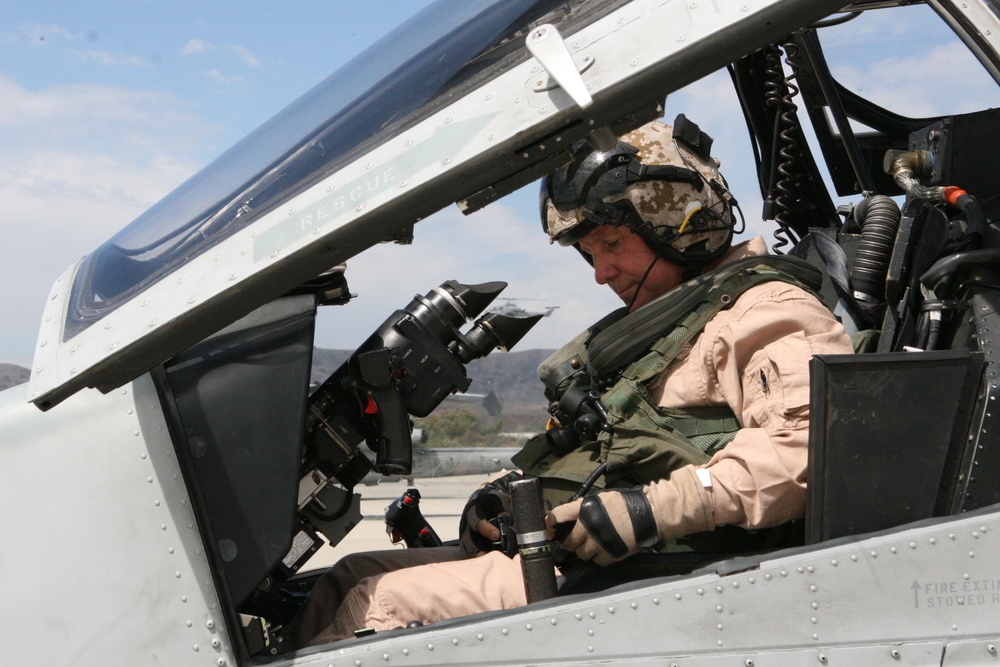 General flies last flight as 3rd MAW CG