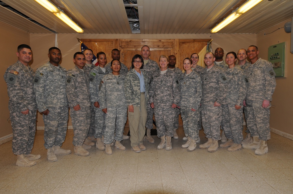 Gen. Dunwoody, AMC commander visits her former battalion