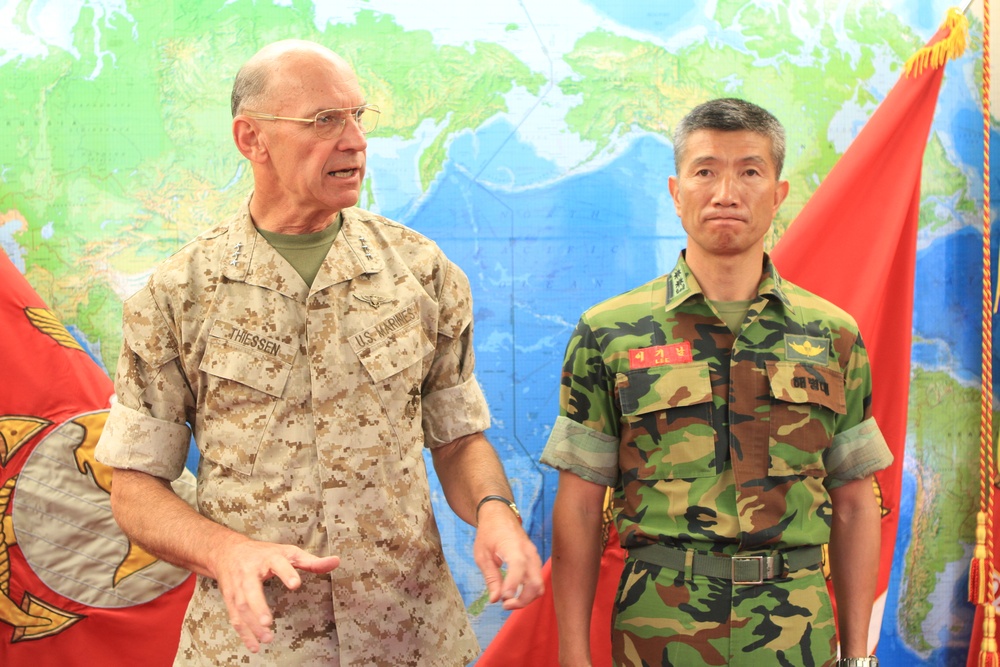 ROK Marine Lt. Col. Lee receives award from MARFORPAC CG