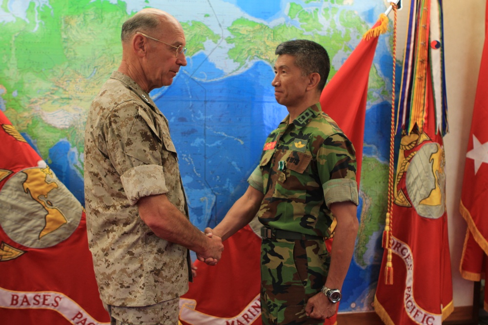 ROK Marine Lt. Col. Lee receives award from MARFORPAC CG