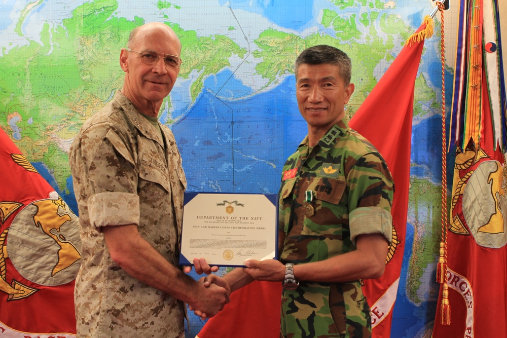 ROK Marine Lt. Col. Lee receives award from MARFORPAC CG