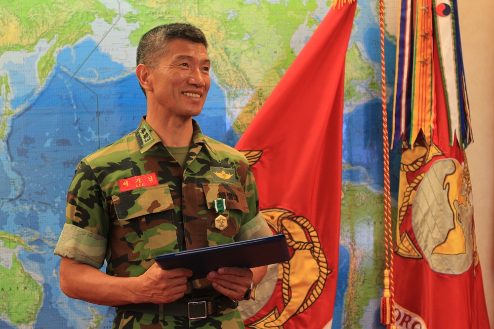 ROK Marine Lt. Col. Lee receives award from MARFORPAC CG