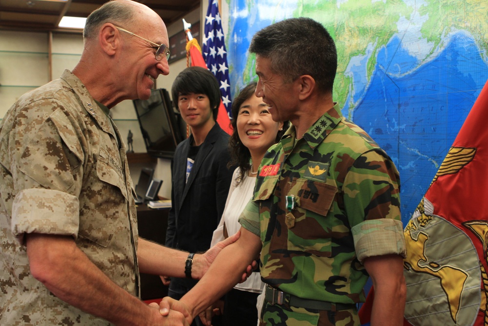 ROK Marine Lt. Col. Lee receives award from MARFORPAC CG