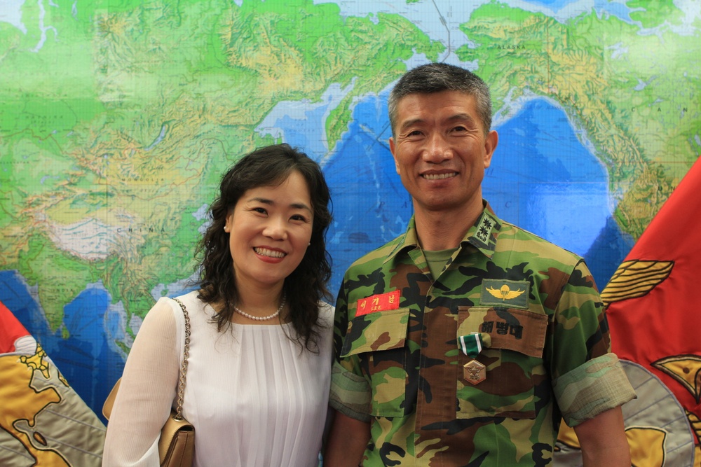 ROK Marine Lt. Col. Lee receives award from MARFORPAC CG