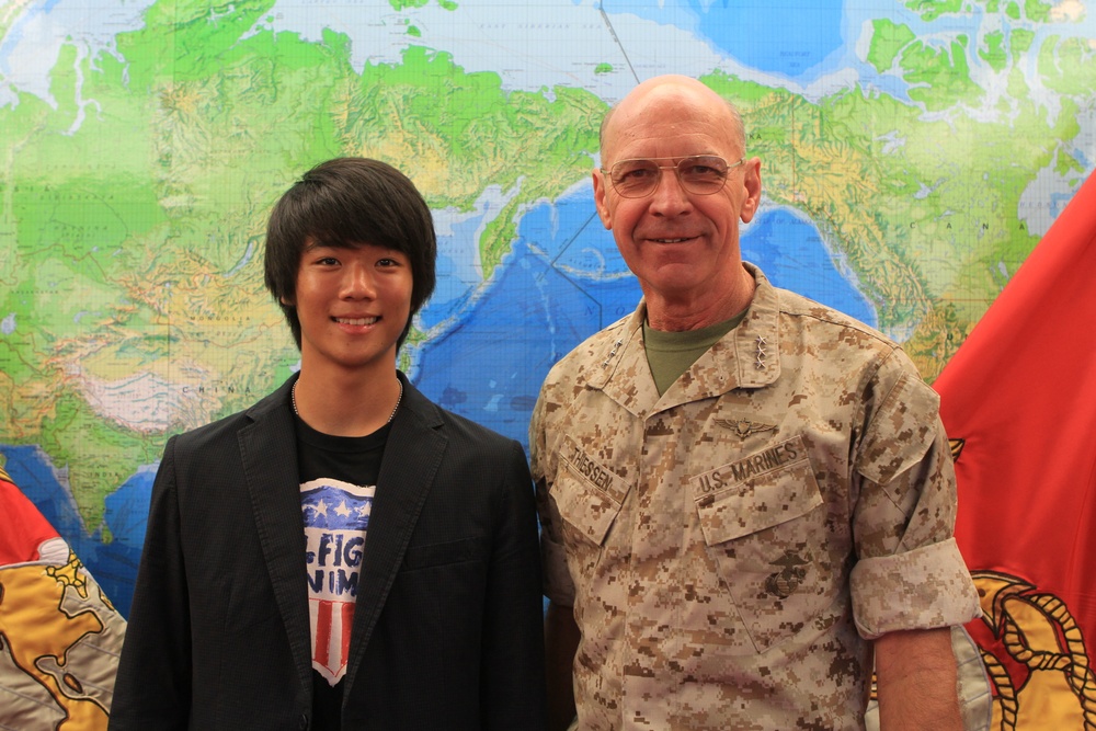 ROK Marine Lt. Col. Lee receives award from MARFORPAC CG