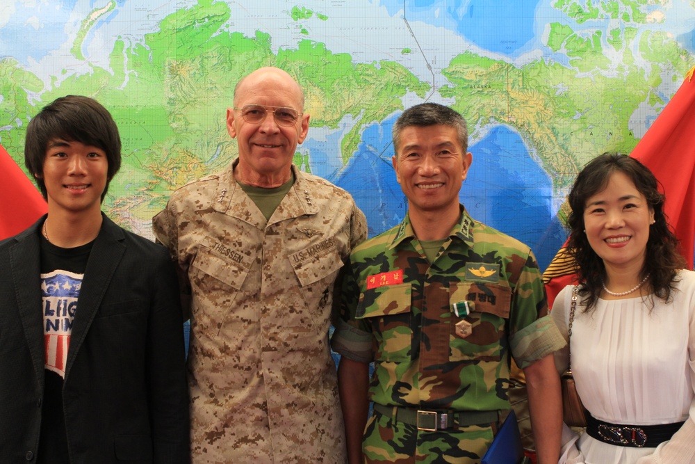 ROK Marine Lt. Col. Lee receives award from MARFORPAC CG