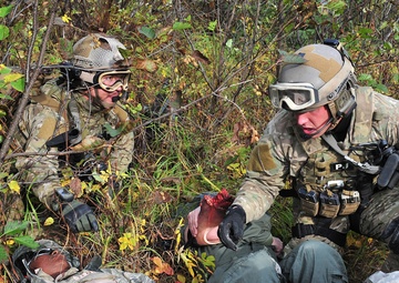 212th Rescue Squadron and 509th Infantry Regiment (Airborne) train with each other