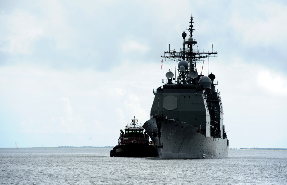 USS Vicksburg makes port in downtown Charleston