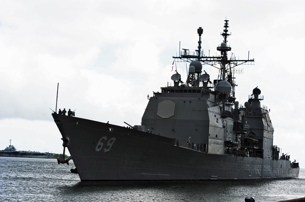 DVIDS - Images - USS Vicksburg Makes Port In Downtown Charleston [Image ...