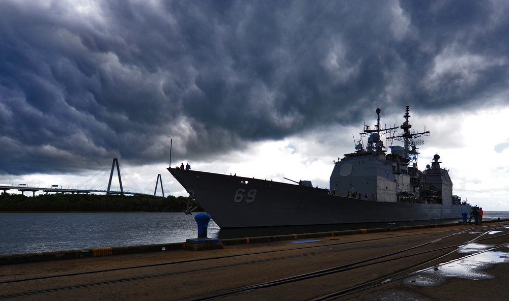 USS Vicksburg makes port in downtown Charleston