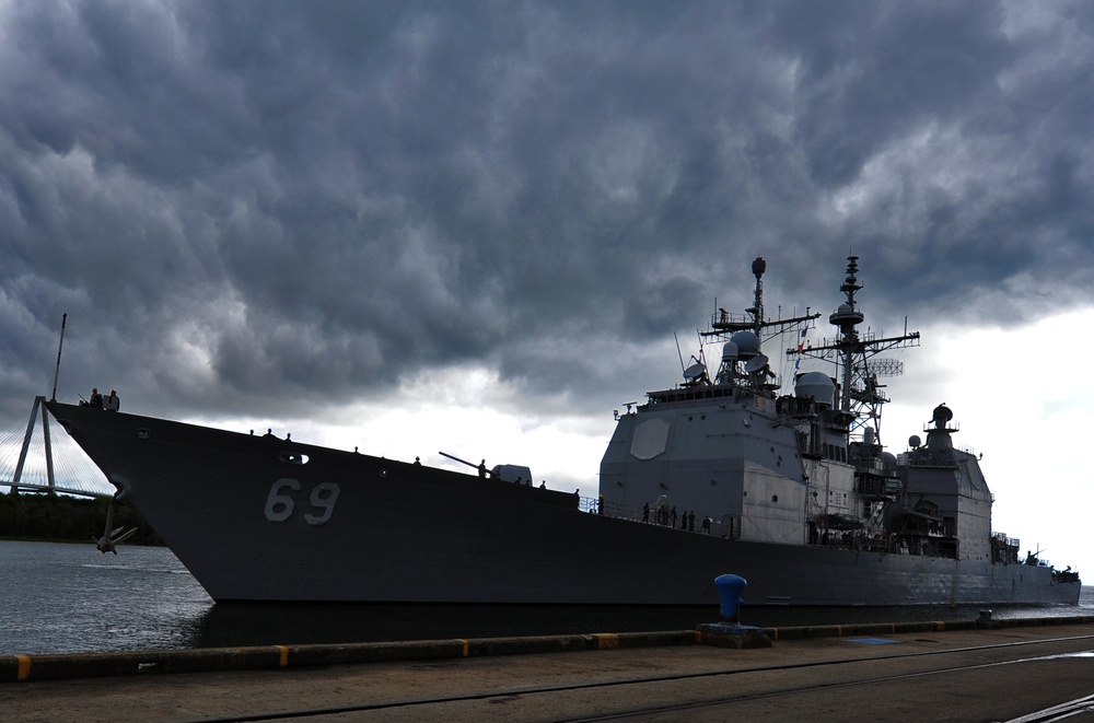USS Vicksburg makes port in downtown Charleston