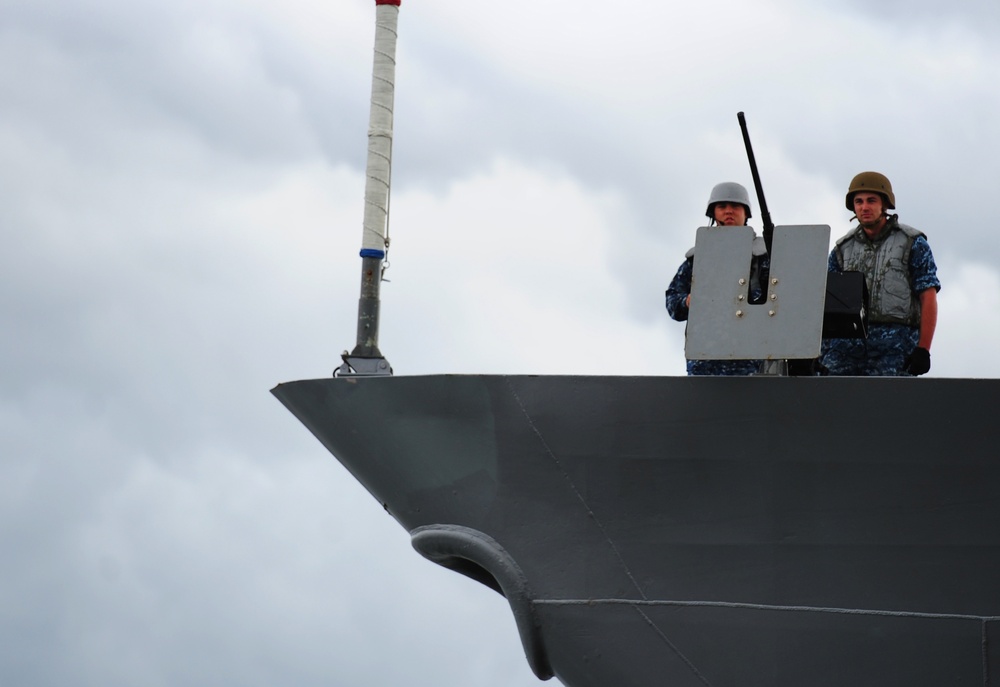 USS Vicksburg makes port in downtown Charleston