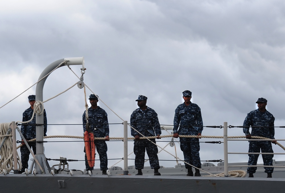 USS Vicksburg makes port in downtown Charleston