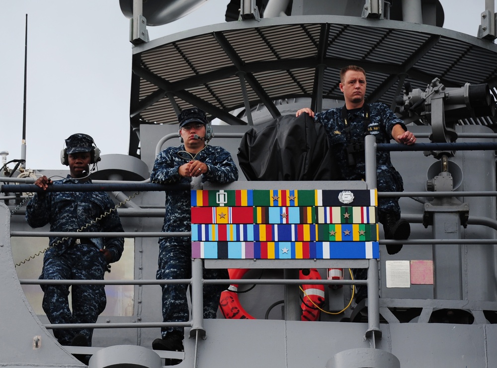 USS Vicksburg makes port in downtown Charleston