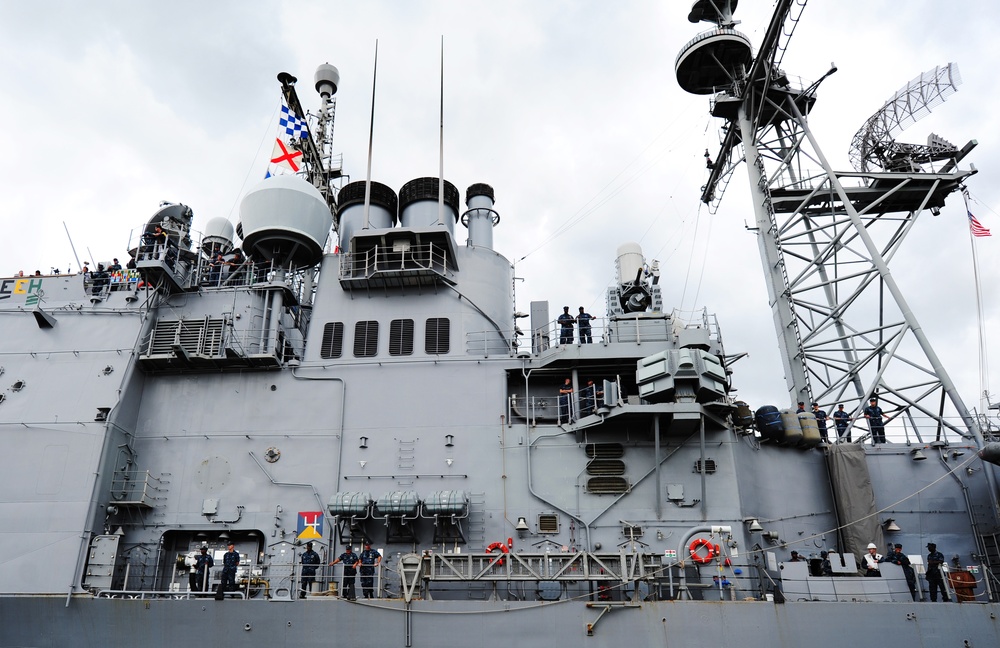 USS Vicksburg makes port in downtown Charleston