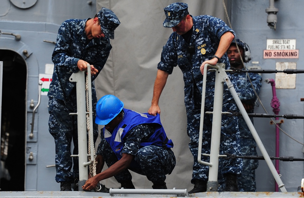 USS Vicksburg makes port in downtown Charleston
