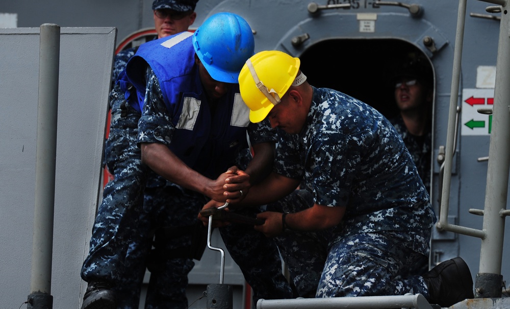 USS Vicksburg makes port in downtown Charleston
