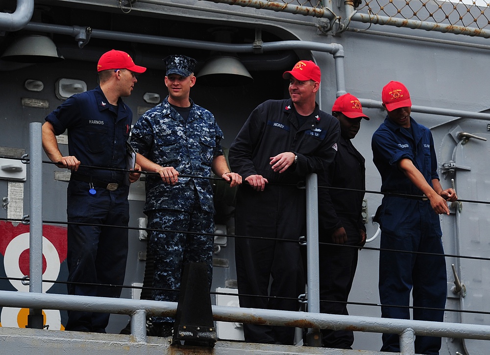 USS Vicksburg makes port in downtown Charleston