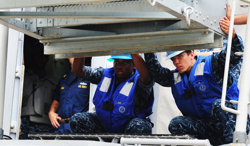 USS Vicksburg makes port in downtown Charleston