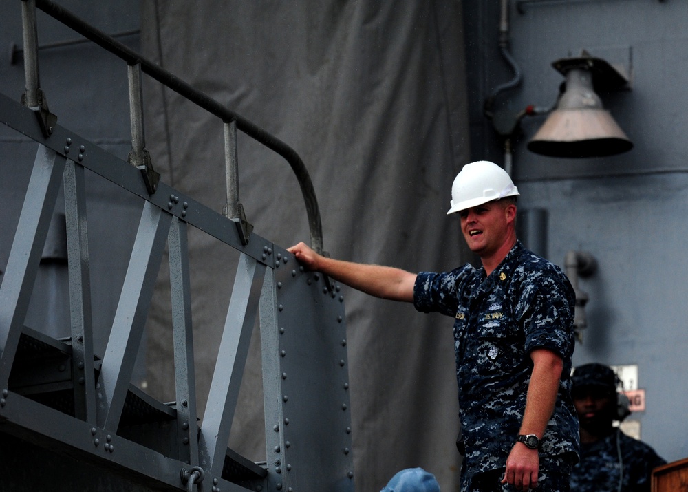 USS Vicksburg makes port in downtown Charleston