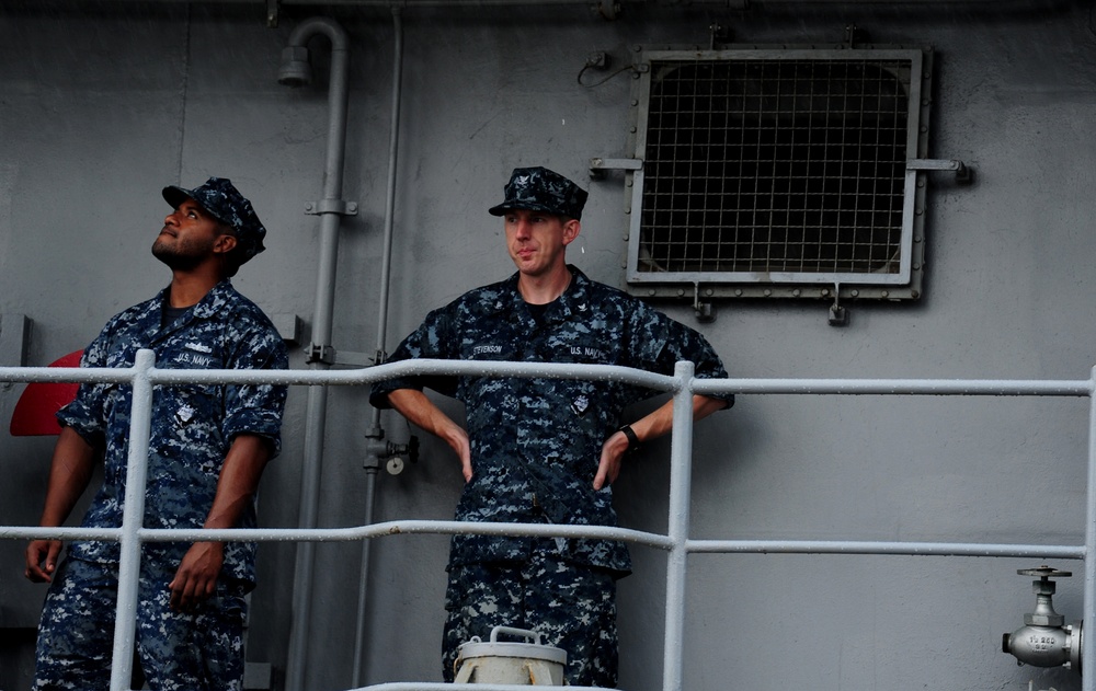 USS Vicksburg makes port in downtown Charleston