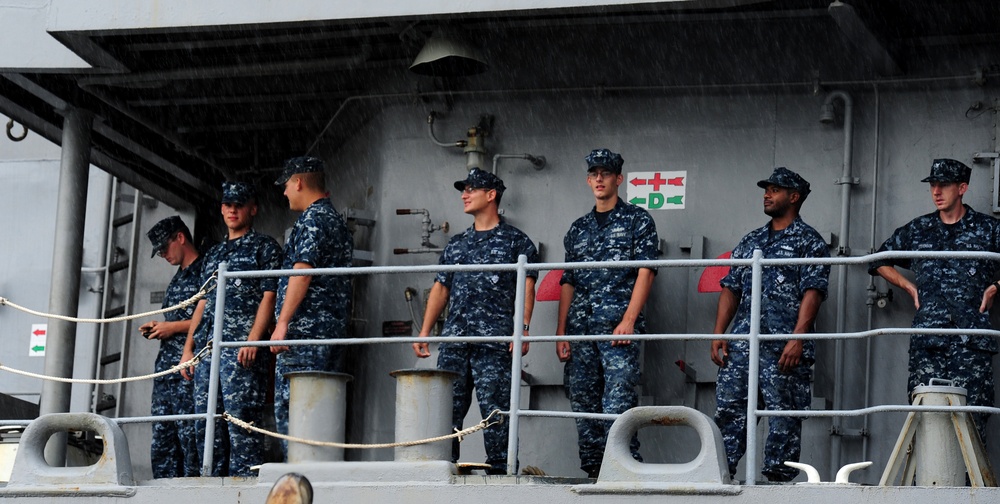 USS Vicksburg makes port in downtown Charleston