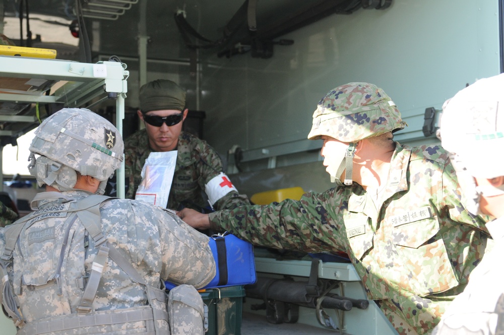 US Army medics talk shop with Japanese soldiers