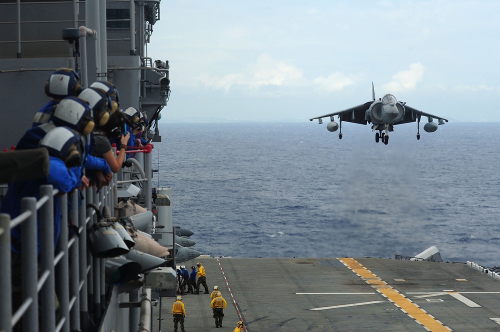 USS Essex aviation boatswain's mates watch landing