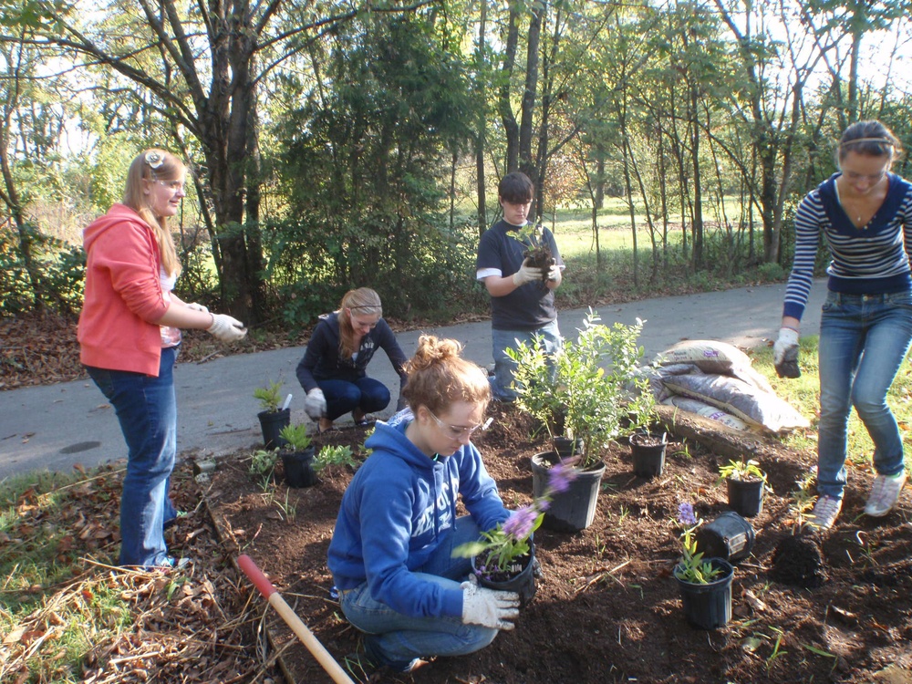 Volunteers spruce up Nashville District properties for National Public Lands Day