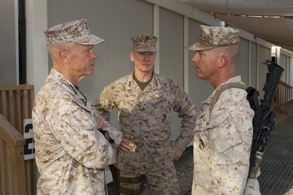 Gen. Amos and Sgt. Maj. Barrett visit RC (Southwest)