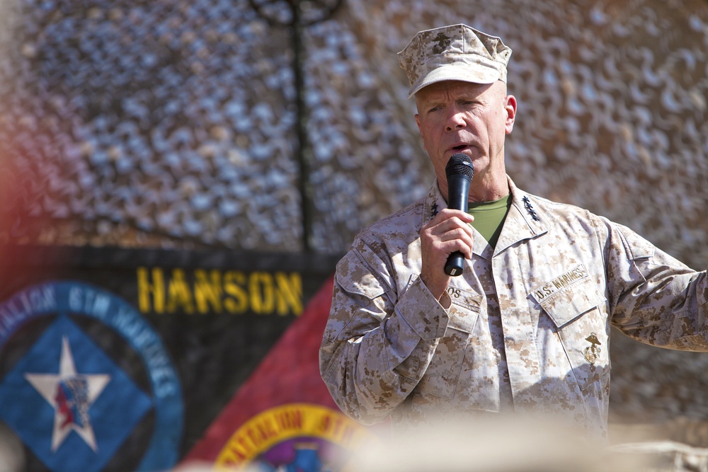 Gen. Amos and Sgt. Maj. Barrett visit RC (Southwest)