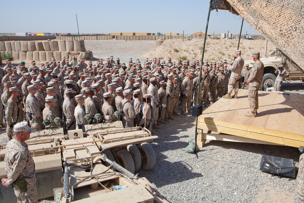 Gen. Amos and Sgt. Maj. Barrett visit RC (Southwest)