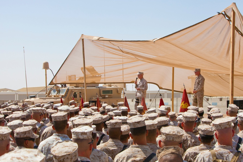 Gen. Amos and Sgt. Maj. Barrett visit RC (Southwest)