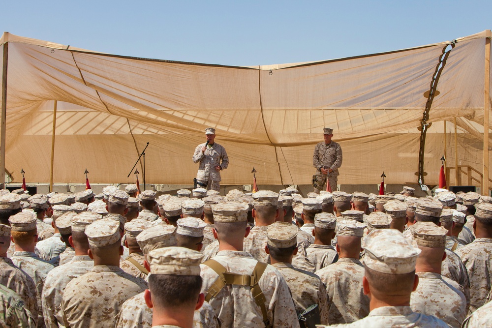 Gen. Amos and Sgt. Maj. Barrett visit RC (Southwest)