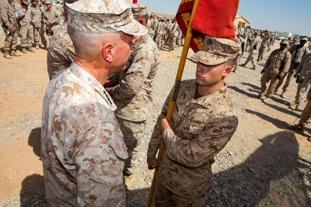 Gen. Amos and Sgt. Maj. Barrett visit RC (Southwest)