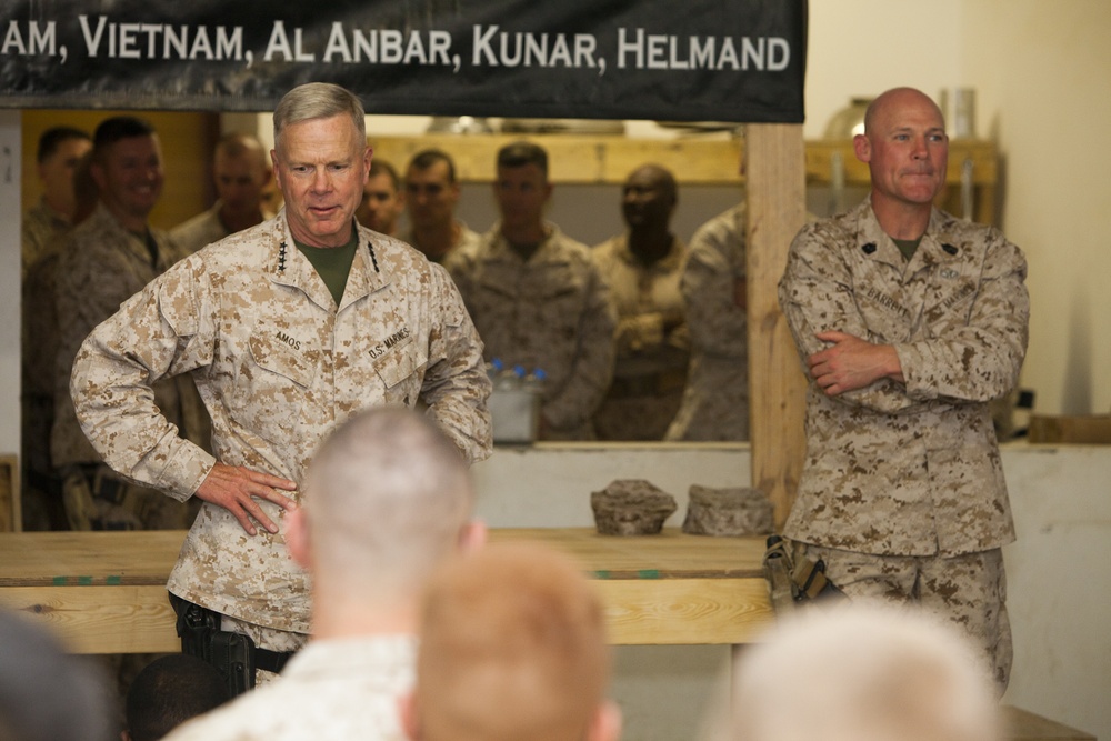 Gen. Amos and Sgt. Maj. Barrett visit RC (Southwest)