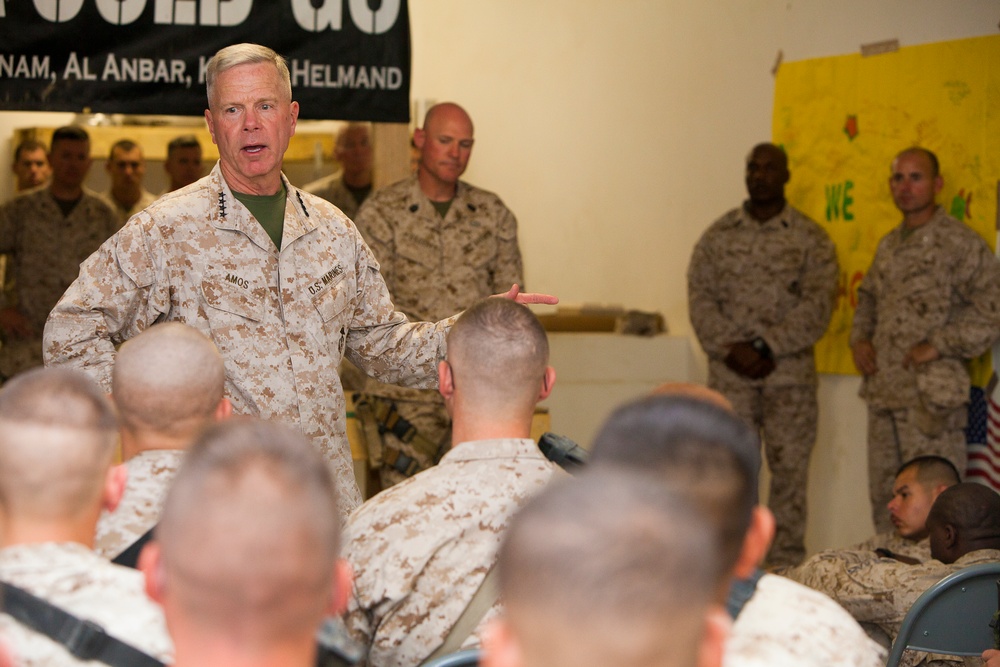 Gen. Amos and Sgt. Maj. Barrett visit RC (Southwest)